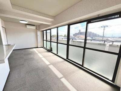 【居間・リビング】 | シャルマンコーポ松之浜 | 南東側バルコニーに面して日当りの良いリビング♪