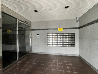 【エントランス】 | グラン・コート高石 | マンション入り口には防犯カメラもありセキュリティ面充実♪