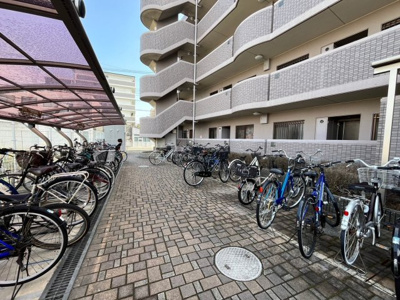 【駐車場】 | グラン・コート高石 | 自転車置場には屋根もあり、自転車を雨から守ります♪