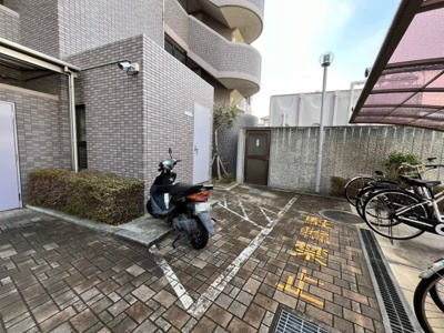 【駐輪場】 | グラン・コート高石 | シャワー付き洗面台ですので、寝ぐせ直しもラクラクですね！