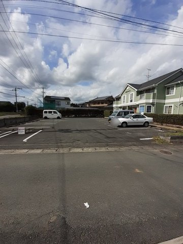 ルミエールＳの駐車場