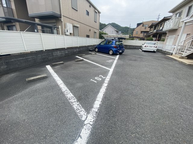 ファミール薬師館の駐車場