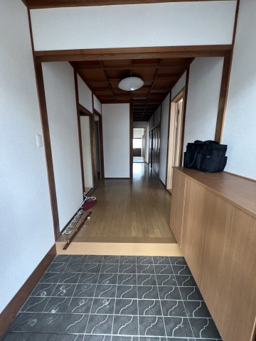 田町N借家　８DKの玄関