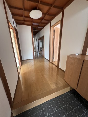 田町N借家　８DKの玄関