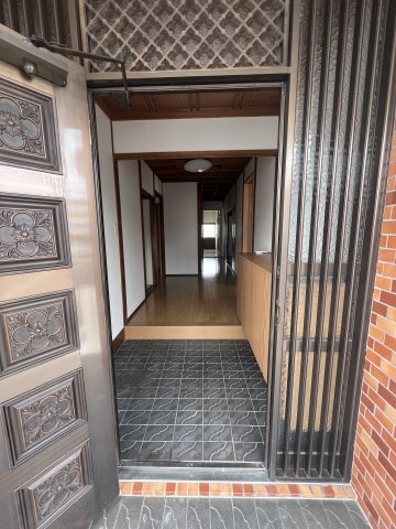 田町N借家　８DKの玄関