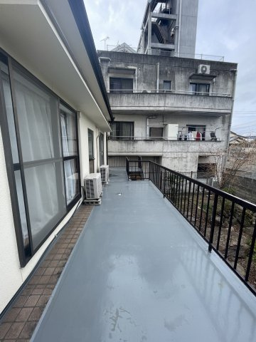 田町N借家　８DKのバルコニー|勝手口からバルコニーへ