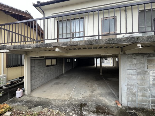 田町N借家　８DKの駐車場