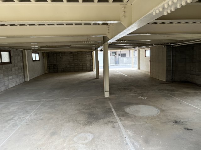 田町N借家　８DKの駐車場