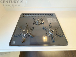 多数の調理器具を同時に使用でき、料理の効率化が可能。省エネで節約になり、様々な料理スタイルに適応できます。また、火力調整が独立しており、手入れや掃除もしやすく、今よりもっとお料理が楽しくなるかも。