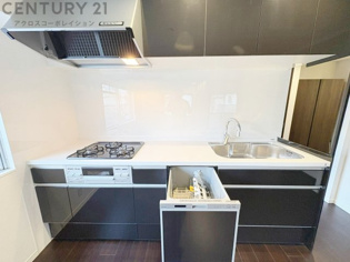 壁付けシステムキッチンはスペースの最大限の有効活用が可能で、動線がスムーズになり調理や準備が快適で効率的に行えます。収納スペースや吊り戸棚が設けられ、調理器具や食器類をスマートに収納できます。