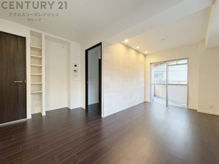 キッチン前のダイニングスペース。ダイニングセットを置いても十分な広さを確保。