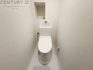 温水洗浄便座付トイレは温水洗浄機能により、暖かい水でおしりを洗浄することができ、冷たい水を使う従来の便座に比べ、温水洗浄機能で暖かいトイレを提供し、快適な使用を可能にします。