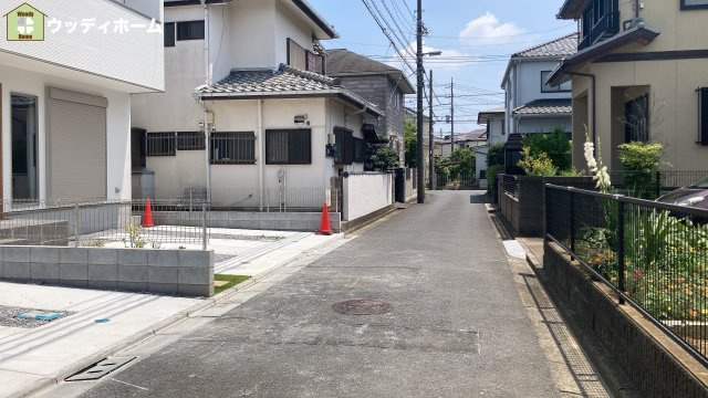 越谷市上間久里1期　新築一戸建て　1号棟の前面道路含む現地写真