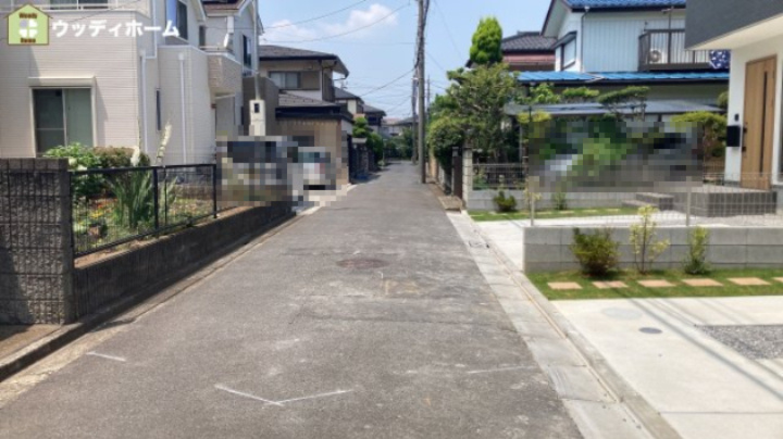越谷市上間久里1期　新築一戸建て　2号棟の前面道路含む現地写真