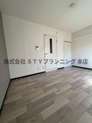 仲介手数料０円！アーバンポイント川名本町の居間・リビング