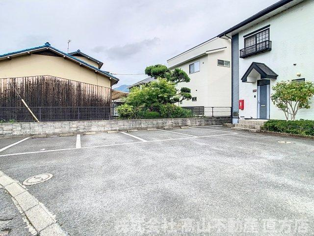 グランドソレーユⅣの駐車場