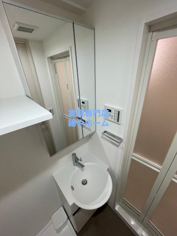 クレアグレイス岸里の独立洗面台|独立洗面台、小物を置くことができて便利です