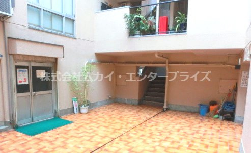 ラフォール寝屋川Ａのエントランス|建物の内部です