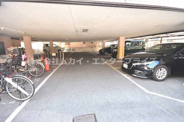 ラフォール寝屋川Ａの駐車場|駐車場完備です