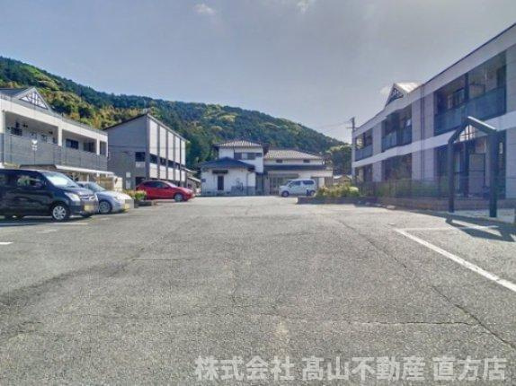 宮若市龍徳のアパートの駐車場