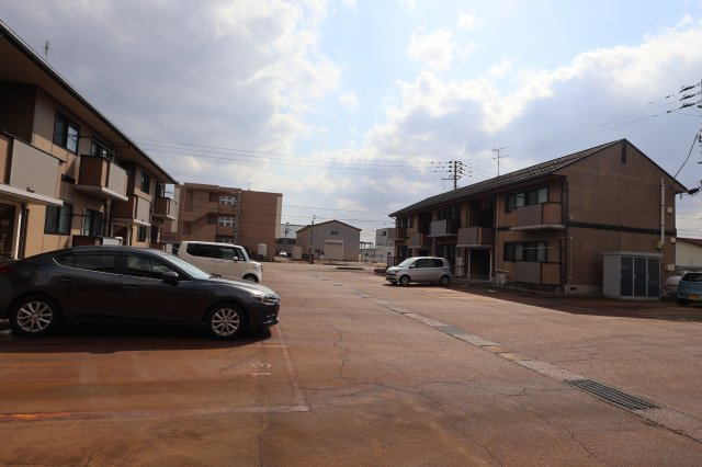 レジデンシャルB棟の駐車場