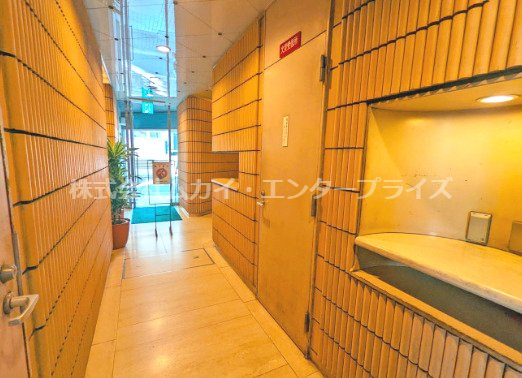 サンダー心斎橋ビルのロビー|落ち着いたロビーです