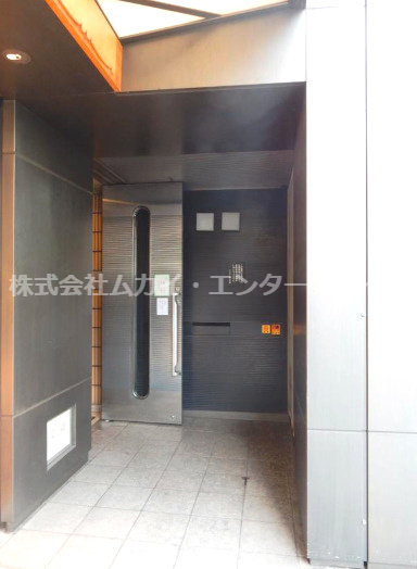 サンダー心斎橋ビルのエントランス|建物の内部です