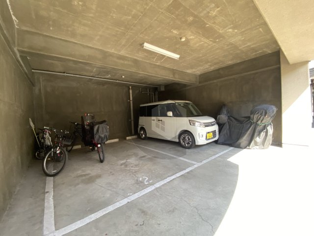 メゾンドくれえるの駐車場