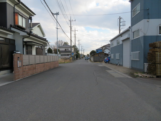 吉川市大字土場の倉庫の周辺