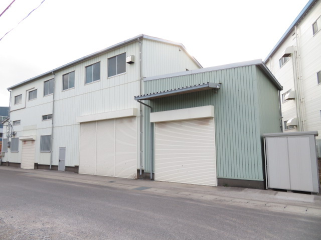 吉川市大字土場の倉庫の外観