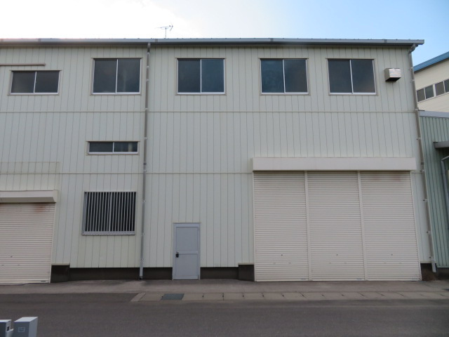 吉川市大字土場の倉庫の外観