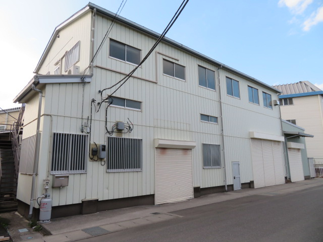 吉川市大字土場の倉庫の外観