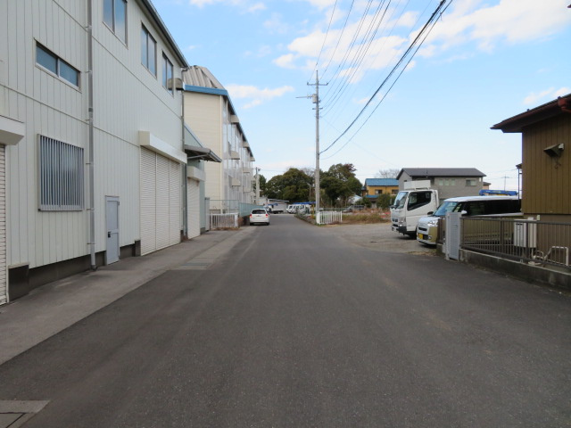 吉川市大字土場の倉庫の周辺