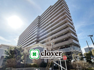 【外観】 | 青空によく映える建物です。手入れの行き届いた外壁やマンション正面エントランスなど、綺麗な姿をぜひ一度、現地にてご覧ください。～即日のご見学可能～　お問合せはお気軽にどうぞ。
