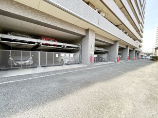 【駐車場】 | マンションの駐車場スペース。空きの有無や駐車料金、サイズ規定などについては、改めてお問い合わせください。～即日のご見学可能～　お問合せはお気軽にどうぞ。