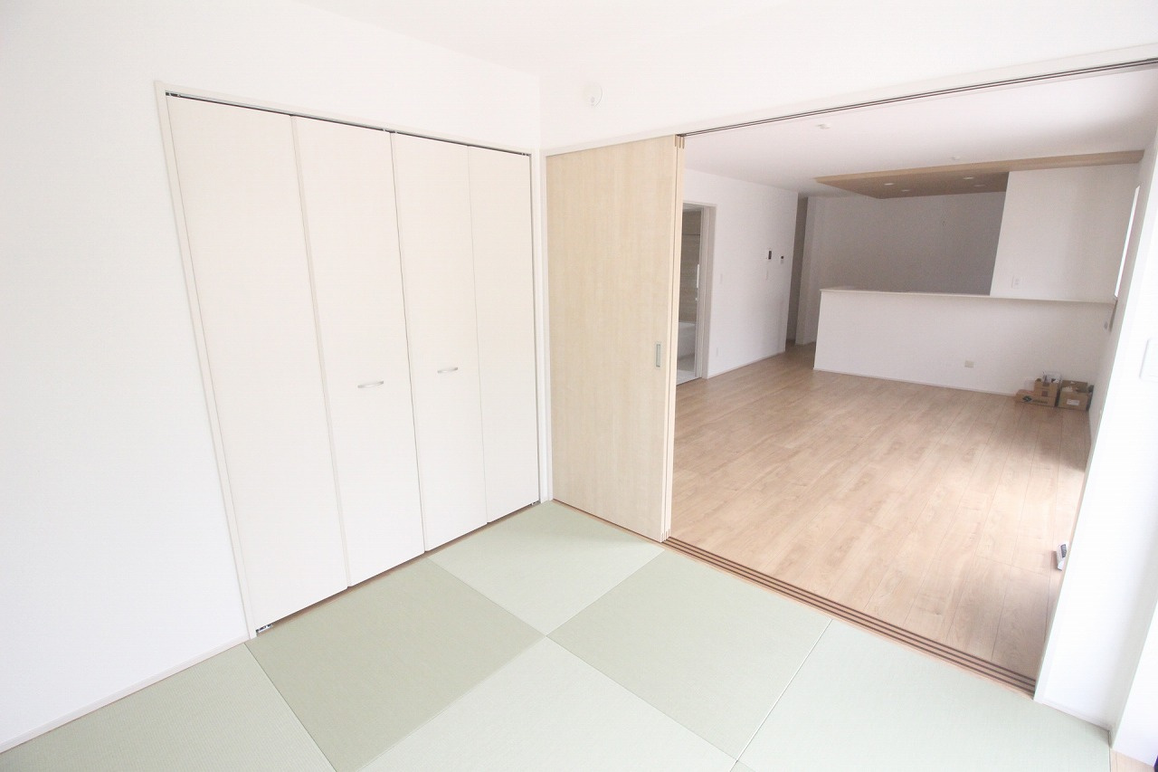 グラファーレ　小山市雨ケ谷新田　2号棟の和室|リビングと隣接して使いやすい和室は、引き戸で仕切れるので用途に合わせて使い分けOK！