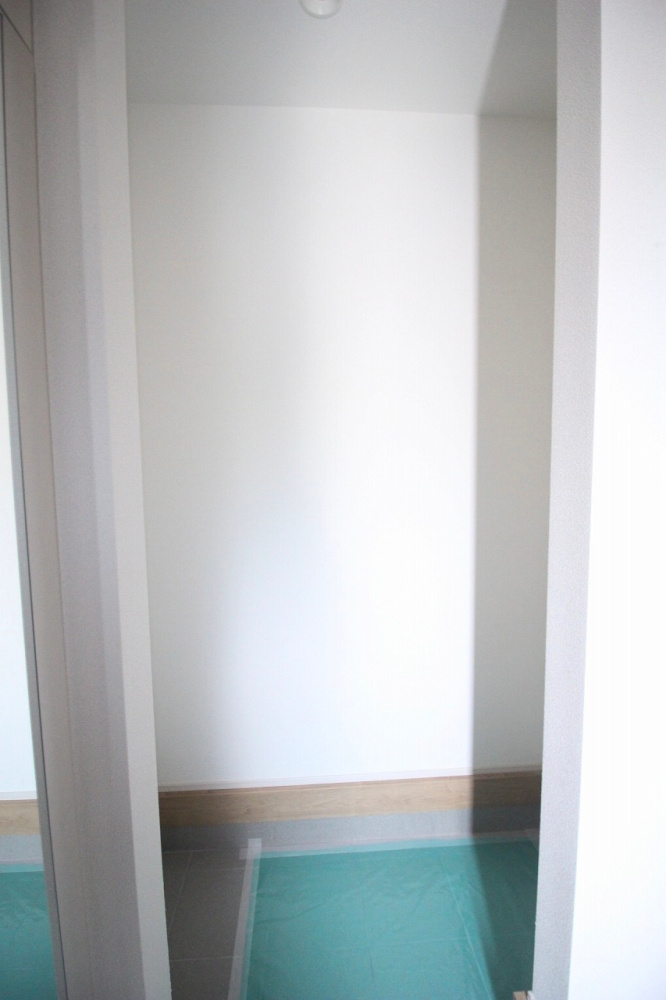 グラファーレ　小山市雨ケ谷新田　2号棟の玄関|玄関脇にしっかり収納スペースを確保。ベビーカーやアウトドア用品の置き場にも便利です！