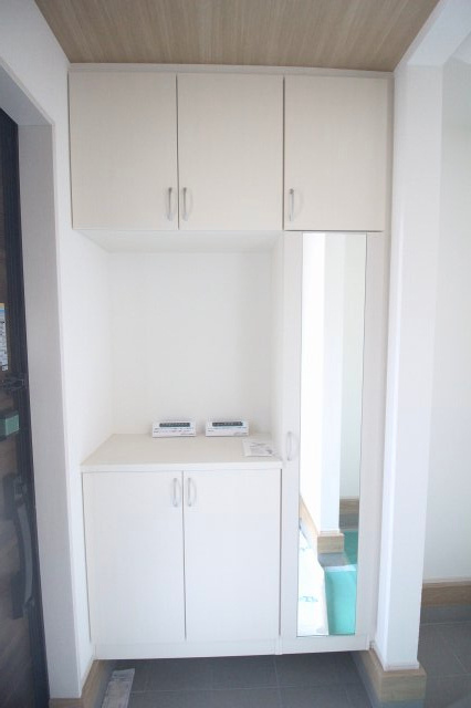 グラファーレ　小山市雨ケ谷新田　2号棟の収納|大型ミラー付きの玄関収納でお出かけ前の身だしなみチェックもばっちり！収納力も◎