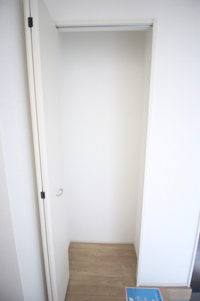 グラファーレ　小山市雨ケ谷新田　2号棟の収納|玄関の一角には収納も！