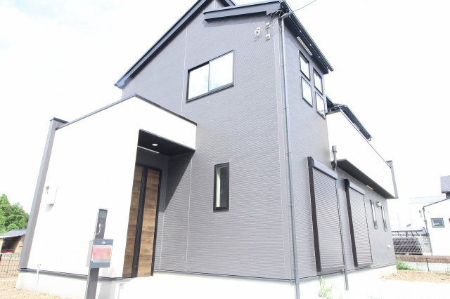 グラファーレ　小山市雨ケ谷新田　2号棟の外観|スタイリッシュなツートンカラーの外観が目を引く新築住宅！軒付き玄関で雨の日も安心です◎