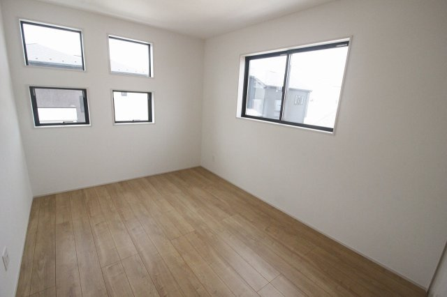 グラファーレ　小山市雨ケ谷新田　2号棟の洋室|四連窓と南向きの窓から光が差し込む、明るく開放感のある6帖洋室♪