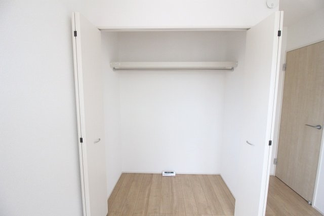グラファーレ　小山市雨ケ谷新田　2号棟の収納|クローゼットも完備で使いやすい一室です。