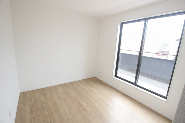 グラファーレ　小山市雨ケ谷新田　2号棟の子供部屋|南向きのバルコニーに面した明るい洋室です♪日当たりも良く、子ども部屋や書斎にもぴったり◎
