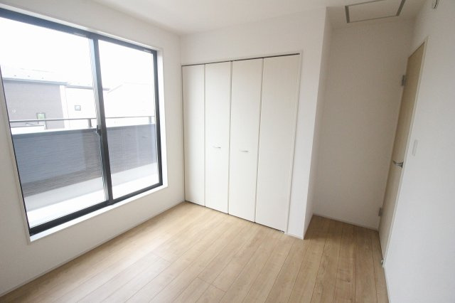 グラファーレ　小山市雨ケ谷新田　2号棟の子供部屋|大きな窓からたっぷり光が差し込む洋室。クローゼット付きで収納面も安心です♪