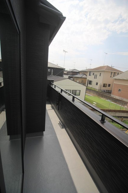 グラファーレ　小山市雨ケ谷新田　2号棟のバルコニー|洗濯物がよく乾く、陽当たり良好なバルコニー◎2部屋から出入りできる使い勝手の良さも魅力です！