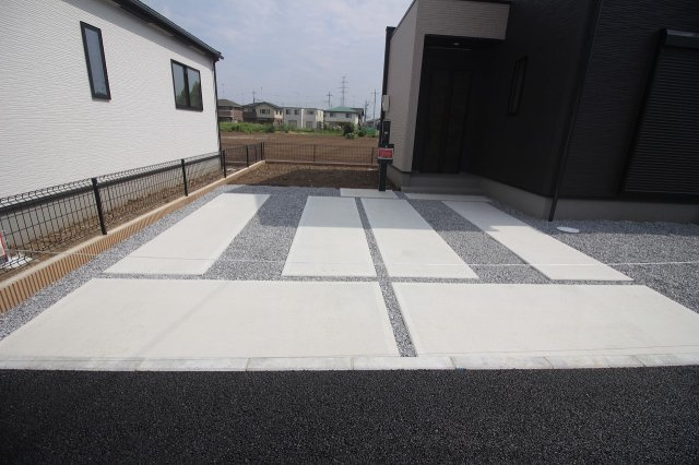 グラファーレ　小山市雨ケ谷新田　2号棟の駐車場|並列2台分の駐車が可能なゆとりある外構設計♪前面道路も広く、駐車が苦手な方も安心です！