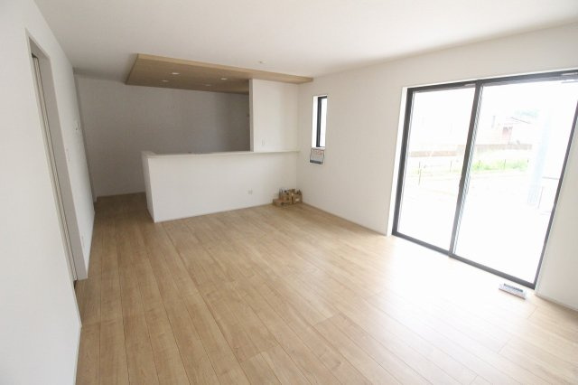 グラファーレ　小山市雨ケ谷新田　2号棟の居間・リビング|陽当たりのよい南面リビングは、家族の時間をゆったり過ごせる16帖の広々空間です♪