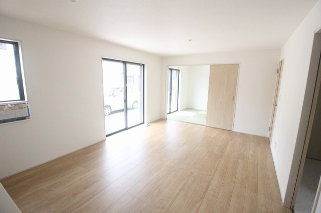 グラファーレ　小山市雨ケ谷新田　2号棟の居間・リビング|リビングに隣接した和室は、引き戸で仕切って客間やお昼寝スペースとしても使えます◎

