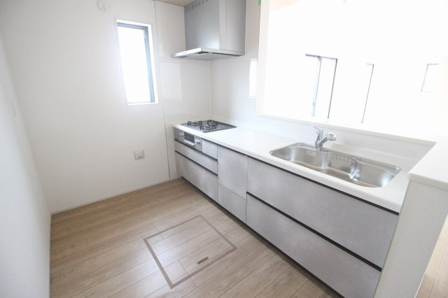 グラファーレ　小山市雨ケ谷新田　2号棟のキッチン|シンプルで洗練されたデザインのキッチンは、作業スペースも広くお料理もはかどります♪