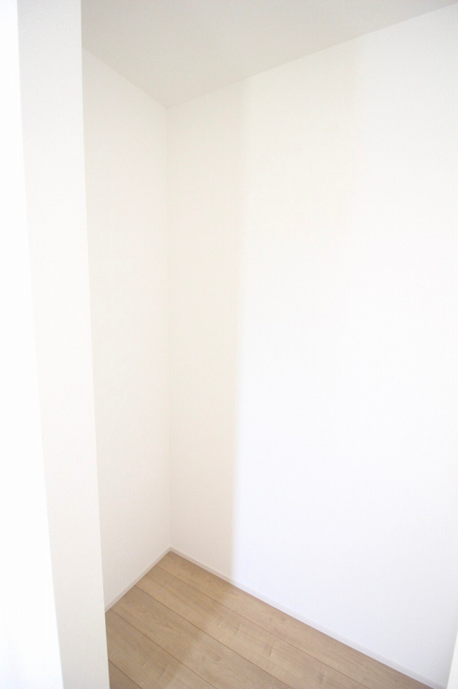 グラファーレ　小山市雨ケ谷新田　2号棟の収納|キッチン奥のパントリーは、食材や日用品のストックに便利！すっきり片付く家事動線です。